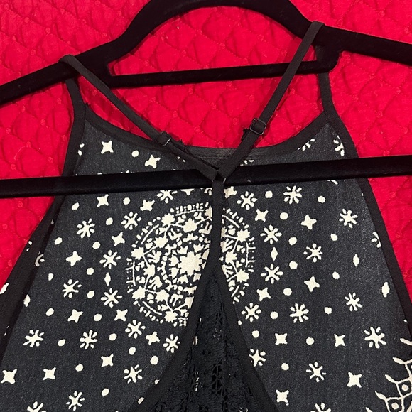 Pattern Open Back Top - Picture 5 of 5